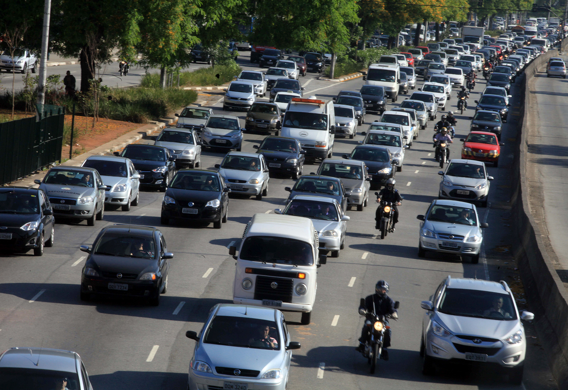 Motos poderão circular entre carros parados, aprova Congresso